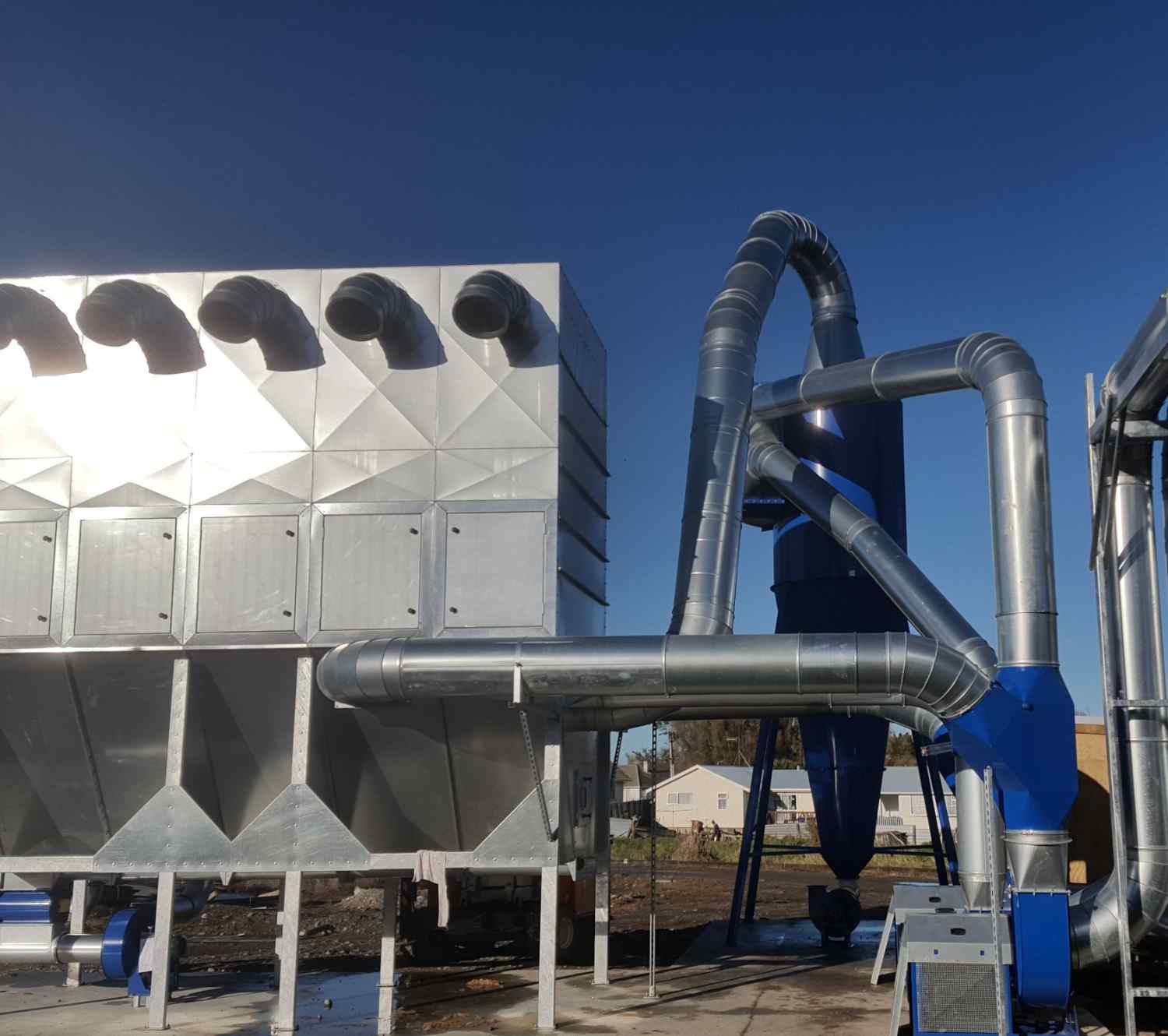 Dust extraction systems are really giant vacuum cleaners: they collect, convey then capture harmful dust to make workplaces safer